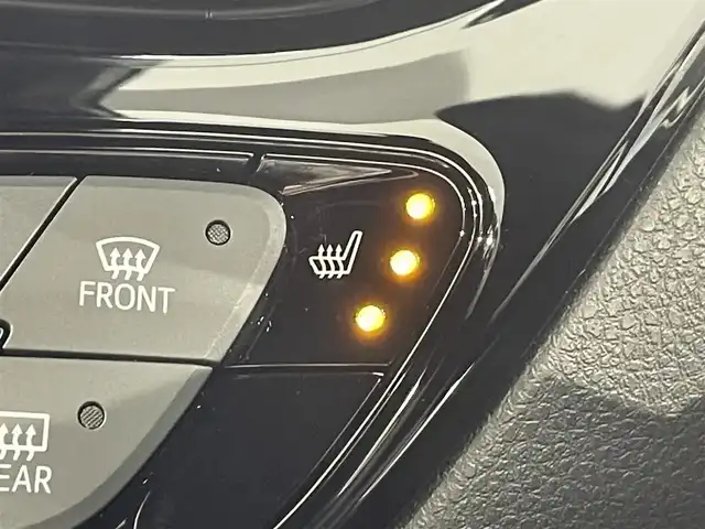 トヨタ Ｃ－ＨＲ G モード ネロ セーフティプラス 愛知県 2021(令3)年 4.4万km ホワイトパールクリスタルシャイン 純正8型ディスプレイオーディオ/AM FM Bluetooth USB/パノラマミックビューモニター/トヨタセーフティセンス/レーントレーシングアラート/プリクラッシュセーフティ/ブラインドスポットモニター/クリアランスソナー/ロードサインアシスト/レーダークルーズコントロール/前後ドライブレコーダー/ハーフレザーシート/前席シートヒーター/ステアリングリモコン/AC100V/純正フロアマット/ビルトインETC/スマートキー/スペアキー/LEDヘッドライト/オートライト/オートマチックハイビーム/純正フロアマット/純正18インチアルミホイル/ドアバイザー