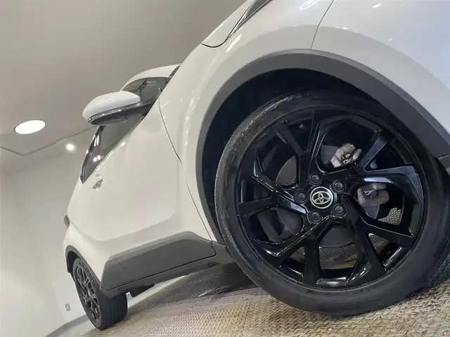 トヨタ Ｃ－ＨＲ G モード ネロ セーフティプラス 愛知県 2021(令3)年 4.4万km ホワイトパールクリスタルシャイン 純正8型ディスプレイオーディオ/AM FM Bluetooth USB/パノラマミックビューモニター/トヨタセーフティセンス/レーントレーシングアラート/プリクラッシュセーフティ/ブラインドスポットモニター/クリアランスソナー/ロードサインアシスト/レーダークルーズコントロール/前後ドライブレコーダー/ハーフレザーシート/前席シートヒーター/ステアリングリモコン/AC100V/純正フロアマット/ビルトインETC/スマートキー/スペアキー/LEDヘッドライト/オートライト/オートマチックハイビーム/純正フロアマット/純正18インチアルミホイル/ドアバイザー