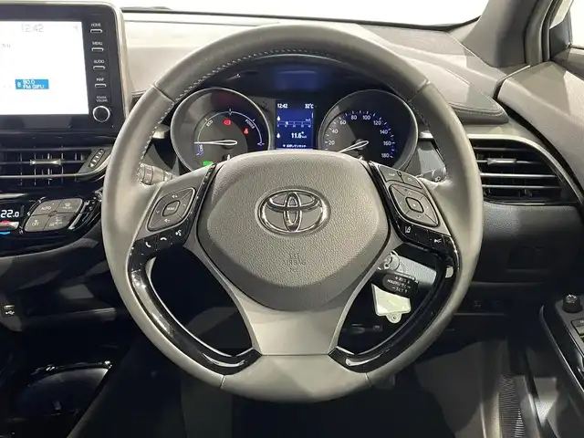 トヨタ Ｃ－ＨＲ G モード ネロ セーフティプラス 愛知県 2021(令3)年 4.4万km ホワイトパールクリスタルシャイン 純正8型ディスプレイオーディオ/AM FM Bluetooth USB/パノラマミックビューモニター/トヨタセーフティセンス/レーントレーシングアラート/プリクラッシュセーフティ/ブラインドスポットモニター/クリアランスソナー/ロードサインアシスト/レーダークルーズコントロール/前後ドライブレコーダー/ハーフレザーシート/前席シートヒーター/ステアリングリモコン/AC100V/純正フロアマット/ビルトインETC/スマートキー/スペアキー/LEDヘッドライト/オートライト/オートマチックハイビーム/純正フロアマット/純正18インチアルミホイル/ドアバイザー