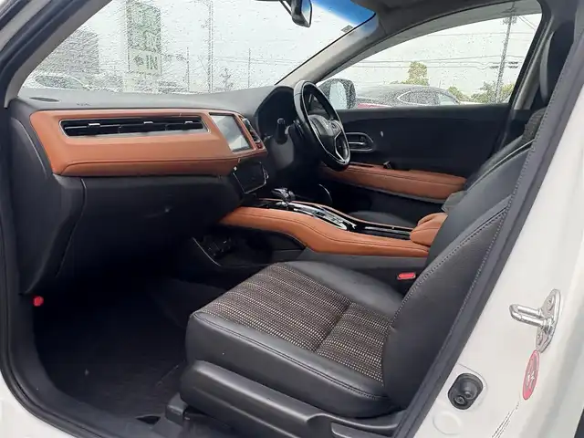 ホンダ ヴェゼル ハイブリッド Z 徳島県 2015(平27)年 7.8万km ホワイトオーキッドパール 純正８型ナビゲーション/（フルセグ/CD/DVD/SD/Bluetooth）/衝突軽減被害ブレーキ/バックモニター/ＥＴＣ/ハーフレザーシート/クリアランスソナー/LEDヘッドライト/フォグランプ/パドルシフト/カーテンエアバック/電気式パーキングブレーキ/オートホールド/プッシュスタート/スマートキー/スペアキー/革巻きステアリング/電動格納ミラー/オールオートパワーウインドウ/ステアリングリモコン/純正フロアマット/サイドバイザー/リヤワイパー/室内LEDランプ