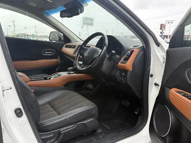 ホンダ ヴェゼル ハイブリッド Z 徳島県 2015(平27)年 7.8万km ホワイトオーキッドパール 純正８型ナビゲーション/（フルセグ/CD/DVD/SD/Bluetooth）/衝突軽減被害ブレーキ/バックモニター/ＥＴＣ/ハーフレザーシート/クリアランスソナー/LEDヘッドライト/フォグランプ/パドルシフト/カーテンエアバック/電気式パーキングブレーキ/オートホールド/プッシュスタート/スマートキー/スペアキー/革巻きステアリング/電動格納ミラー/オールオートパワーウインドウ/ステアリングリモコン/純正フロアマット/サイドバイザー/リヤワイパー/室内LEDランプ