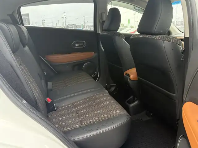 ホンダ ヴェゼル ハイブリッド Z 徳島県 2015(平27)年 7.8万km ホワイトオーキッドパール 純正８型ナビゲーション/（フルセグ/CD/DVD/SD/Bluetooth）/衝突軽減被害ブレーキ/バックモニター/ＥＴＣ/ハーフレザーシート/クリアランスソナー/LEDヘッドライト/フォグランプ/パドルシフト/カーテンエアバック/電気式パーキングブレーキ/オートホールド/プッシュスタート/スマートキー/スペアキー/革巻きステアリング/電動格納ミラー/オールオートパワーウインドウ/ステアリングリモコン/純正フロアマット/サイドバイザー/リヤワイパー/室内LEDランプ