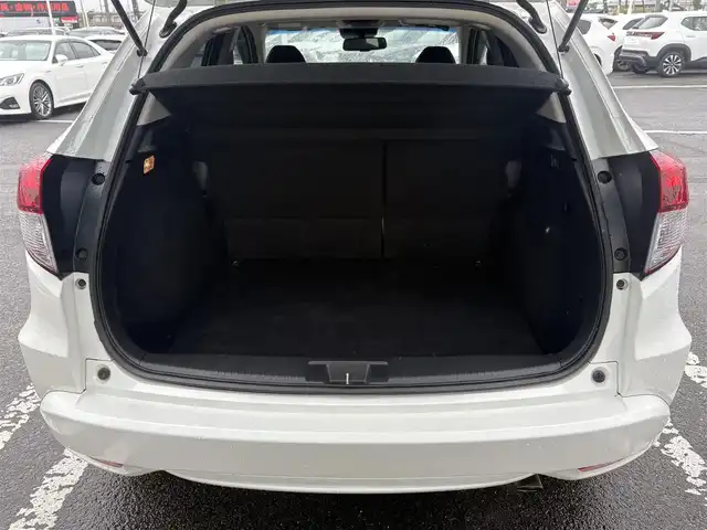 ホンダ ヴェゼル ハイブリッド Z 徳島県 2015(平27)年 7.8万km ホワイトオーキッドパール 純正８型ナビゲーション/（フルセグ/CD/DVD/SD/Bluetooth）/衝突軽減被害ブレーキ/バックモニター/ＥＴＣ/ハーフレザーシート/クリアランスソナー/LEDヘッドライト/フォグランプ/パドルシフト/カーテンエアバック/電気式パーキングブレーキ/オートホールド/プッシュスタート/スマートキー/スペアキー/革巻きステアリング/電動格納ミラー/オールオートパワーウインドウ/ステアリングリモコン/純正フロアマット/サイドバイザー/リヤワイパー/室内LEDランプ