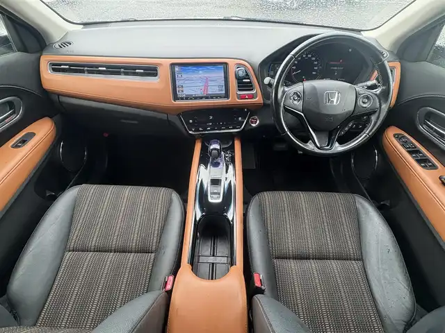 ホンダ ヴェゼル ハイブリッド Z 徳島県 2015(平27)年 7.8万km ホワイトオーキッドパール 純正８型ナビゲーション/（フルセグ/CD/DVD/SD/Bluetooth）/衝突軽減被害ブレーキ/バックモニター/ＥＴＣ/ハーフレザーシート/クリアランスソナー/LEDヘッドライト/フォグランプ/パドルシフト/カーテンエアバック/電気式パーキングブレーキ/オートホールド/プッシュスタート/スマートキー/スペアキー/革巻きステアリング/電動格納ミラー/オールオートパワーウインドウ/ステアリングリモコン/純正フロアマット/サイドバイザー/リヤワイパー/室内LEDランプ