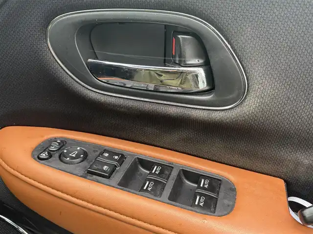 ホンダ ヴェゼル ハイブリッド Z 徳島県 2015(平27)年 7.8万km ホワイトオーキッドパール 純正８型ナビゲーション/（フルセグ/CD/DVD/SD/Bluetooth）/衝突軽減被害ブレーキ/バックモニター/ＥＴＣ/ハーフレザーシート/クリアランスソナー/LEDヘッドライト/フォグランプ/パドルシフト/カーテンエアバック/電気式パーキングブレーキ/オートホールド/プッシュスタート/スマートキー/スペアキー/革巻きステアリング/電動格納ミラー/オールオートパワーウインドウ/ステアリングリモコン/純正フロアマット/サイドバイザー/リヤワイパー/室内LEDランプ