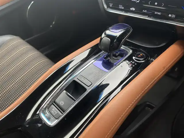 ホンダ ヴェゼル ハイブリッド Z 徳島県 2015(平27)年 7.8万km ホワイトオーキッドパール 純正８型ナビゲーション/（フルセグ/CD/DVD/SD/Bluetooth）/衝突軽減被害ブレーキ/バックモニター/ＥＴＣ/ハーフレザーシート/クリアランスソナー/LEDヘッドライト/フォグランプ/パドルシフト/カーテンエアバック/電気式パーキングブレーキ/オートホールド/プッシュスタート/スマートキー/スペアキー/革巻きステアリング/電動格納ミラー/オールオートパワーウインドウ/ステアリングリモコン/純正フロアマット/サイドバイザー/リヤワイパー/室内LEDランプ