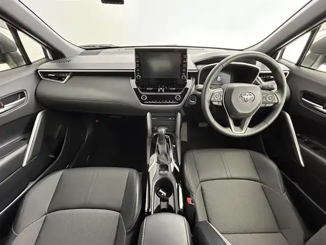 トヨタ カローラ クロス ハイブリッド Z 道央・札幌 2022(令4)年 1.4万km プラチナホワイトパールマイカ ・ワンオーナー/・４WD/・パノラマルーフ/・純正ディスプレイオーディオ/　BT/USB/Miracast/フルセグ/・パノラミックビューモニター/・ビルトインETC/・前後ドライブレコーダー/・トヨタセーフティセンス/・プリクラッシュセーフティ/・レーダークルーズコントロール/・レーンキープアシスト/・オートハイビーム/・クリアランスソナー/・BSM/・RSA/・RCTA/・パワーバックドア/・ハーフレザーシート/・前席シートヒーター/・D席パワーシート/・LEDヘッドライト/・フォグライト/・オートライト/・プッシュスタート/・スマートキー/・純正フロアマット/・ドアバイザー