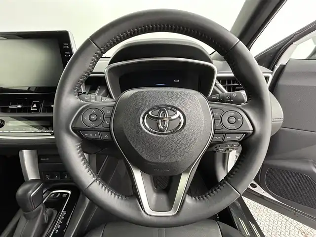 トヨタ カローラ クロス ハイブリッド Z 道央・札幌 2022(令4)年 1.4万km プラチナホワイトパールマイカ ・ワンオーナー/・４WD/・パノラマルーフ/・純正ディスプレイオーディオ/　BT/USB/Miracast/フルセグ/・パノラミックビューモニター/・ビルトインETC/・前後ドライブレコーダー/・トヨタセーフティセンス/・プリクラッシュセーフティ/・レーダークルーズコントロール/・レーンキープアシスト/・オートハイビーム/・クリアランスソナー/・BSM/・RSA/・RCTA/・パワーバックドア/・ハーフレザーシート/・前席シートヒーター/・D席パワーシート/・LEDヘッドライト/・フォグライト/・オートライト/・プッシュスタート/・スマートキー/・純正フロアマット/・ドアバイザー