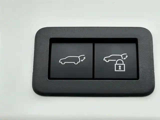 トヨタ カローラ クロス ハイブリッド Z 道央・札幌 2022(令4)年 1.4万km プラチナホワイトパールマイカ ・ワンオーナー/・４WD/・パノラマルーフ/・純正ディスプレイオーディオ/　BT/USB/Miracast/フルセグ/・パノラミックビューモニター/・ビルトインETC/・前後ドライブレコーダー/・トヨタセーフティセンス/・プリクラッシュセーフティ/・レーダークルーズコントロール/・レーンキープアシスト/・オートハイビーム/・クリアランスソナー/・BSM/・RSA/・RCTA/・パワーバックドア/・ハーフレザーシート/・前席シートヒーター/・D席パワーシート/・LEDヘッドライト/・フォグライト/・オートライト/・プッシュスタート/・スマートキー/・純正フロアマット/・ドアバイザー