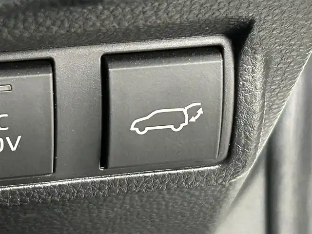 トヨタ カローラ クロス ハイブリッド Z 道央・札幌 2022(令4)年 1.4万km プラチナホワイトパールマイカ ・ワンオーナー/・４WD/・パノラマルーフ/・純正ディスプレイオーディオ/　BT/USB/Miracast/フルセグ/・パノラミックビューモニター/・ビルトインETC/・前後ドライブレコーダー/・トヨタセーフティセンス/・プリクラッシュセーフティ/・レーダークルーズコントロール/・レーンキープアシスト/・オートハイビーム/・クリアランスソナー/・BSM/・RSA/・RCTA/・パワーバックドア/・ハーフレザーシート/・前席シートヒーター/・D席パワーシート/・LEDヘッドライト/・フォグライト/・オートライト/・プッシュスタート/・スマートキー/・純正フロアマット/・ドアバイザー