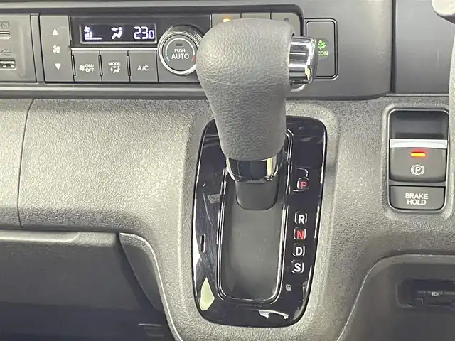 ホンダ Ｎ ＢＯＸ カスタム 千葉県 2024(令6)年 0.6万km プラチナホワイトパール 禁煙車/ホンダセンシング/・衝突軽減ブレーキ/・誤発進抑制機能/・後方誤発進抑制機能/・近距離衝突軽減ブレーキ/・急アクセル抑制機能/左側パワースライド/純正ナビ/CD/DVD/Bluetooth/バックカメラ/レーダークルーズコントロール/LEDヘッドライト/シートヒーター/純正14インチアルミホイール/オートエアコン/アイドリングストップ/USBポート/プッシュスタート/スマートキー