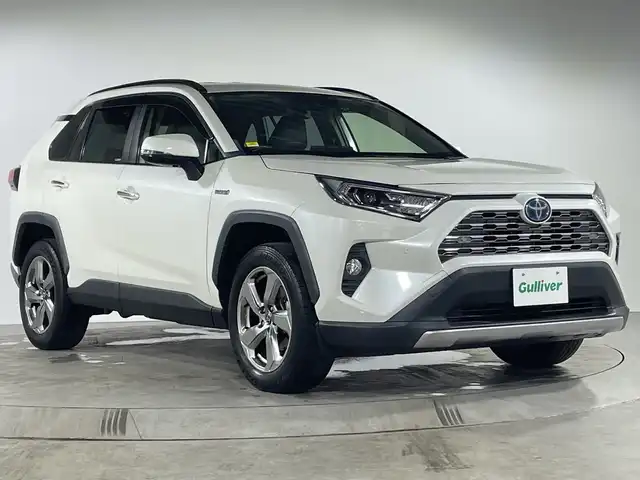 トヨタ ＲＡＶ４ ハイブリッドG 福岡県 2019(令1)年 6.7万km ホワイトパールクリスタルシャイン 禁煙車/純正メモリナビ/・CD/DVD/BT/フルセグTV/・バックモニター/トヨタセーフティセンス/パワーバックドア/デジタルインナーミラー/前方ドライブレコーダー/レザーシート/・シートヒーター(D/N)/革巻きステアリング/・ステアリングリモコン/・ステアリングヒーター/AC100V/ETC/LEDヘッドライト/・オートライト/・フォグランプ