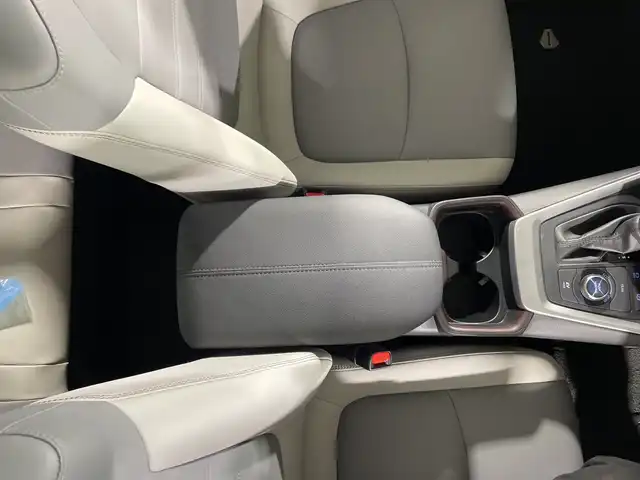 トヨタ ＲＡＶ４ ハイブリッドG 福岡県 2019(令1)年 6.7万km ホワイトパールクリスタルシャイン 禁煙車/純正メモリナビ/・CD/DVD/BT/フルセグTV/・バックモニター/トヨタセーフティセンス/パワーバックドア/デジタルインナーミラー/前方ドライブレコーダー/レザーシート/・シートヒーター(D/N)/革巻きステアリング/・ステアリングリモコン/・ステアリングヒーター/AC100V/ETC/LEDヘッドライト/・オートライト/・フォグランプ