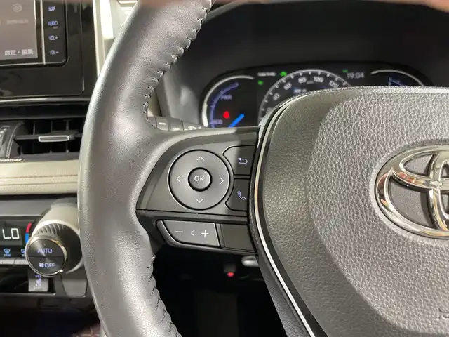 トヨタ ＲＡＶ４ ハイブリッドG 福岡県 2019(令1)年 6.7万km ホワイトパールクリスタルシャイン 禁煙車/純正メモリナビ/・CD/DVD/BT/フルセグTV/・バックモニター/トヨタセーフティセンス/パワーバックドア/デジタルインナーミラー/前方ドライブレコーダー/レザーシート/・シートヒーター(D/N)/革巻きステアリング/・ステアリングリモコン/・ステアリングヒーター/AC100V/ETC/LEDヘッドライト/・オートライト/・フォグランプ