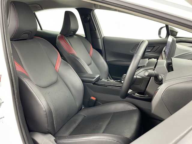 トヨタ プリウス Z 道央・札幌 2023(令5)年 2.3万km プラチナホワイトパールマイカ ・純正ナビ&BT&USB/・寒冷地仕様/・パワーバックドア/・パノラミックビューモニター/・トヨタセーフティセンス/・プリクラッシュセーフティ/・レーントレーシングアシスト/・レーンディパーチャーアラート/・レーダークルーズコントロール/・ロードサインアシスト/・アクティブドライビングアシスト/・発進遅れ告知機能/・ブラインドスポットモニター/・前席シートヒーター/・前席シートベンチレーション/・レザーシート/・AC100V/・前後ドライブレコーダー/・ステアリングスイッチ/・プッシュスタート/・LEDヘッドライト/・オートライト/・オートマチックハイビーム/・スマートキー