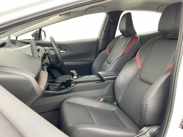 トヨタ プリウス Z 道央・札幌 2023(令5)年 2.3万km プラチナホワイトパールマイカ ・純正ナビ&BT&USB/・寒冷地仕様/・パワーバックドア/・パノラミックビューモニター/・トヨタセーフティセンス/・プリクラッシュセーフティ/・レーントレーシングアシスト/・レーンディパーチャーアラート/・レーダークルーズコントロール/・ロードサインアシスト/・アクティブドライビングアシスト/・発進遅れ告知機能/・ブラインドスポットモニター/・前席シートヒーター/・前席シートベンチレーション/・レザーシート/・AC100V/・前後ドライブレコーダー/・ステアリングスイッチ/・プッシュスタート/・LEDヘッドライト/・オートライト/・オートマチックハイビーム/・スマートキー