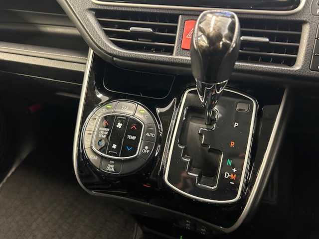 トヨタ エスクァイア Gi 静岡県 2015(平27)年 11.9万km スパークリングブラックパールクリスタルシャイン (株)IDOMが運営する【じしゃロン浜松店】の自社ローン専用車両になりますこちらは現金またはオートローンご利用時の価格です。自社ローンご希望の方は別途その旨お申付け下さい/ドアバイザー/プッシュスタート/フルセグテレビ/バックカメラ/ETC/両側パワースライドドア/電脳格納ミラー/フォグランプ/WAC/Bluetooth