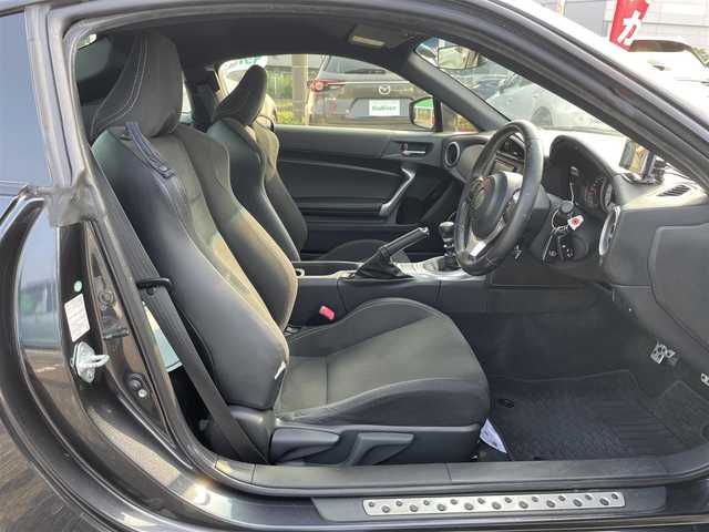 トヨタ ８６ GT 千葉県 2017(平29)年 6.1万km ダークグレーメタリック 6MT/TRDエアロ/社外ディスプレイオーディオ【FH-9300DVS】/・CD/DVD/Bluetooth/バックカメラ/クルーズコントロール/スマートキー/社外ドライブレコーダー/ETC/純正17インチアルミホイール/純正LEDヘッドライト/本革巻きステアリング/サイド＆カーテンエアバッグ