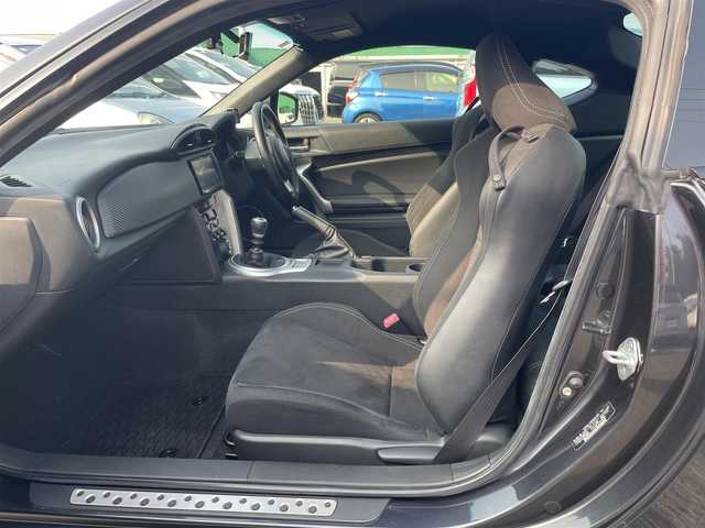 トヨタ ８６ GT 千葉県 2017(平29)年 6.1万km ダークグレーメタリック 6MT/TRDエアロ/社外ディスプレイオーディオ【FH-9300DVS】/・CD/DVD/Bluetooth/バックカメラ/クルーズコントロール/スマートキー/社外ドライブレコーダー/ETC/純正17インチアルミホイール/純正LEDヘッドライト/本革巻きステアリング/サイド＆カーテンエアバッグ