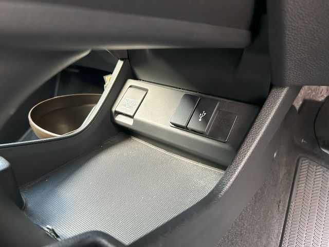 ホンダ ヴェゼル ハイブリッド 高知県 2015(平27)年 5.7万km モルフォブルーP 純正ナビ/　Bluetooth/ワンセグ/　CD/USB/AM/FM/バックカメラ/ドライブレコーダー/ETC/純正フロアマット/社外16インチアルミホイール/クルーズコントロール/プッシュスタート/スマートキー/MTモード付AT/横滑り防止装置/アイドリングストップ/盗難防止装置
