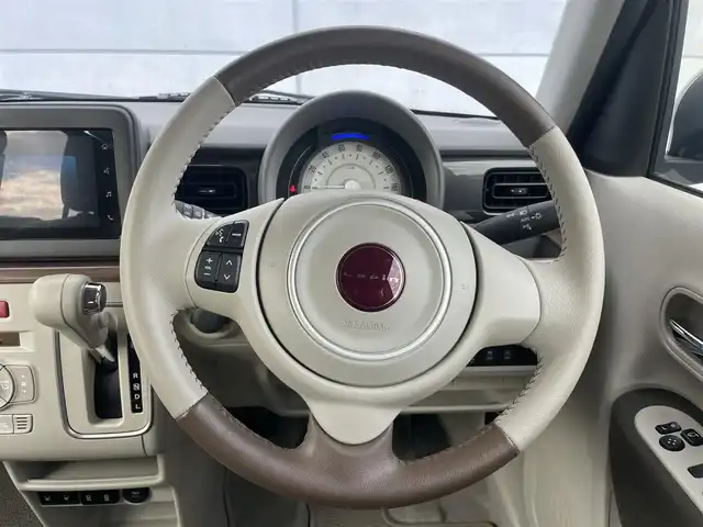 スズキ ラパン ＬＣ X 千葉県 2024(令6)年 0.4万km テラコッタピンクメタリック/アーバンブラウン 2トーン セーフティサポート/・衝突軽減ブレーキ/レーンキープアシスト/・コーナーセンサー(後)/誤発進誤後進抑制/・ふらつき警報/先行車発進お知らせ/・オートハイビーム/標識認識/純正7インチディスプレイオーディオ/・BT/USB/カープレイ/バックカメラ/ステアリングスイッチ/ナノイーX付エアコン/ツートンカラー革巻きステアリング/ハーフレザーシート(ブラウン)/シートヒーター(D/N席)/スマートキー/プッシュスタート/LEDヘッドライト/オートライト/アイドリングストップ/電動格納/ウィンカーミラー/純正フロアマット