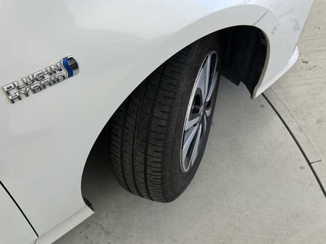 トヨタ プリウス ＰＨＶ A レザーパッケージ 宮城県 2018(平30)年 7.9万km ホワイトパールクリスタルシャイン 本革シート/Toyota Safety Sense /・プリクラッシュセーフティ/・レーンディパーチャーアラート/・オートマチックハイビーム/・レーダークルーズコントロール/インテリジェントパーキングアシスト/純正11インチナビ/・BT.USB.AUX/バックカメラ/フルセグTV/D席パワーシート/前席シートヒーター/ステアリングヒーター/ステアリングスイッチ/ビルトインETC2.0/ドライブレコーダー（F）/プッシュスタート/スマートキー/アイドリングストップ/LEDヘッドライト/LEDフォグライト/純正フロアマット/純正15インチAW/トノカバー/充電コード積込み