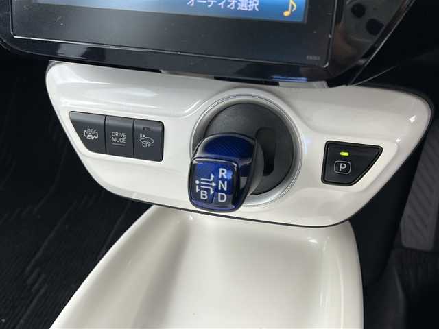 トヨタ プリウス ＰＨＶ A レザーパッケージ 宮城県 2018(平30)年 7.9万km ホワイトパールクリスタルシャイン 本革シート/Toyota Safety Sense /・プリクラッシュセーフティ/・レーンディパーチャーアラート/・オートマチックハイビーム/・レーダークルーズコントロール/インテリジェントパーキングアシスト/純正11インチナビ/・BT.USB.AUX/バックカメラ/フルセグTV/D席パワーシート/前席シートヒーター/ステアリングヒーター/ステアリングスイッチ/ビルトインETC2.0/ドライブレコーダー（F）/プッシュスタート/スマートキー/アイドリングストップ/LEDヘッドライト/LEDフォグライト/純正フロアマット/純正15インチAW/トノカバー/充電コード積込み