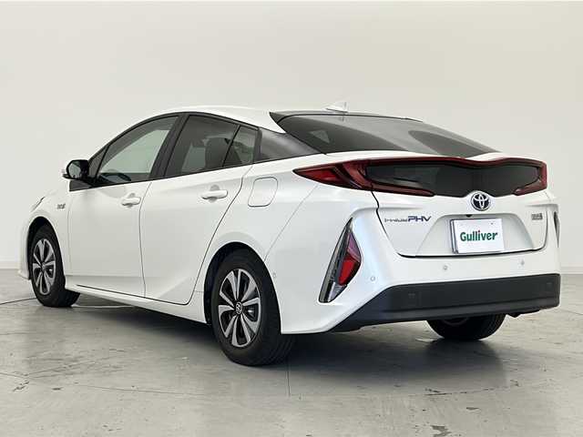 トヨタ プリウス ＰＨＶ A レザーパッケージ 宮城県 2018(平30)年 7.9万km ホワイトパールクリスタルシャイン 本革シート/Toyota Safety Sense /・プリクラッシュセーフティ/・レーンディパーチャーアラート/・オートマチックハイビーム/・レーダークルーズコントロール/インテリジェントパーキングアシスト/純正11インチナビ/・BT.USB.AUX/バックカメラ/フルセグTV/D席パワーシート/前席シートヒーター/ステアリングヒーター/ステアリングスイッチ/ビルトインETC2.0/ドライブレコーダー（F）/プッシュスタート/スマートキー/アイドリングストップ/LEDヘッドライト/LEDフォグライト/純正フロアマット/純正15インチAW/トノカバー/充電コード積込み