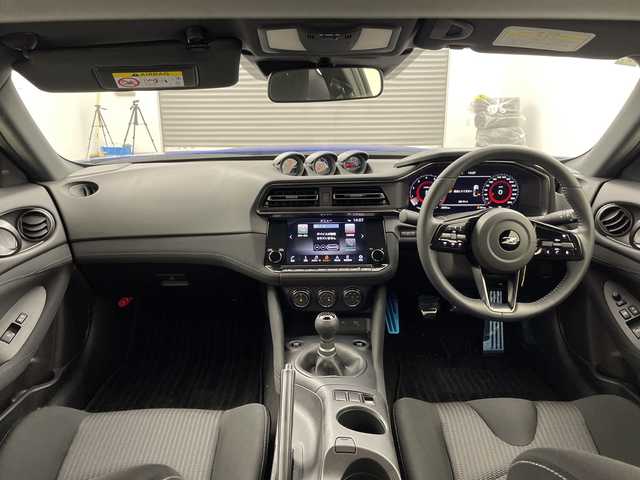 日産 フェアレディ Ｚ 三重県 2024(令6)年 0.3万km 青Ｍ 禁煙車/メーカーナビ　/【Bluetooth/地デジ対応TV】/AppleCarPlay/AndroidAuto/バックカメラ　/衝突軽減ブレーキ　/レーダークルーズコントロール　/レーンキープアシスト　/ＢＳＭ　/ＬＥＤヘッドライト　/オートライト/オートハイビーム機能　/ＥＴＣ２．０　/前後クリアランスソナー