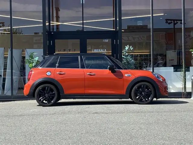 ＭＩＮＩ ミニ クーパー SD 福岡県 2021(令3)年 4.6万km オレンジ ・アダプティブクルーズコントロール/・純正ナビ/BT/USB/・バックカメラ/・ドラレコ/・ETC/・純正17AW/・LEDライト/・保証書/・取扱説明書/・スペアキー