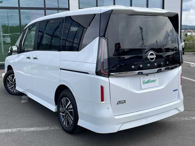 日産 セレナ ハイウェイスター V 道東・釧路十勝 2023(令5)年 2.6万km プリズムホワイト ・4WD/・純正12.3インチコネクトナビ/（FM・AM・ワンセグ・BT・HDMI）/・全方位カメラ/バックカメラ/・社外１４.1インチフリップダウンモニター/・両側パワースライドドア/・プロパイロット/・ハンドル支援/・インテリジェントクルーズ/・車線維持支援/・側方支援/・後側方支援/・エマージェンシーブレーキ/・踏み間違い衝突防止/・先行車お知らせ支援/・標識検知支援/・ふらつき警報/・置くだけ充電/・ステアリングヒーター/・前席シートヒーター/・ハンズフリーオートスライド/・ETC2.0/・LEDヘッドライト/・フォグライト/・オートライト/・電格ウィンカーミラー/・スマートキー/・プッシュスタート/・保証書