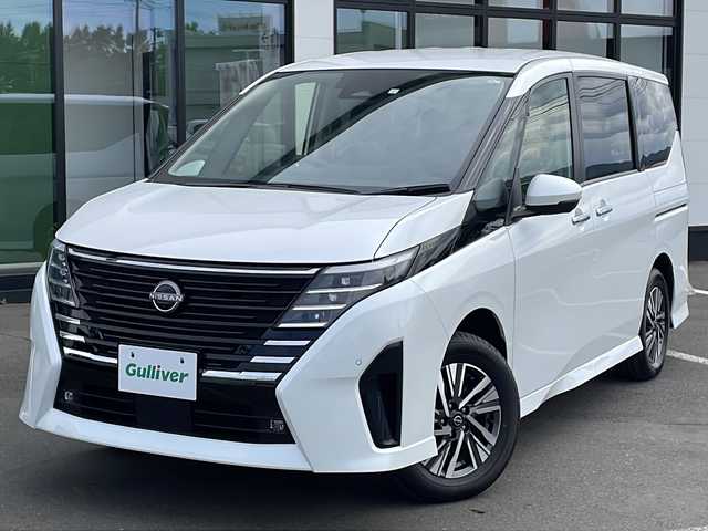 日産 セレナ ハイウェイスター V 道東・釧路十勝 2023(令5)年 2.6万km プリズムホワイト ・4WD/・純正12.3インチコネクトナビ/（FM・AM・ワンセグ・BT・HDMI）/・全方位カメラ/バックカメラ/・社外１４.1インチフリップダウンモニター/・両側パワースライドドア/・プロパイロット/・ハンドル支援/・インテリジェントクルーズ/・車線維持支援/・側方支援/・後側方支援/・エマージェンシーブレーキ/・踏み間違い衝突防止/・先行車お知らせ支援/・標識検知支援/・ふらつき警報/・置くだけ充電/・ステアリングヒーター/・前席シートヒーター/・ハンズフリーオートスライド/・ETC2.0/・LEDヘッドライト/・フォグライト/・オートライト/・電格ウィンカーミラー/・スマートキー/・プッシュスタート/・保証書