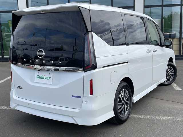 日産 セレナ ハイウェイスター V 道東・釧路十勝 2023(令5)年 2.6万km プリズムホワイト ・4WD/・純正12.3インチコネクトナビ/（FM・AM・ワンセグ・BT・HDMI）/・全方位カメラ/バックカメラ/・社外１４.1インチフリップダウンモニター/・両側パワースライドドア/・プロパイロット/・ハンドル支援/・インテリジェントクルーズ/・車線維持支援/・側方支援/・後側方支援/・エマージェンシーブレーキ/・踏み間違い衝突防止/・先行車お知らせ支援/・標識検知支援/・ふらつき警報/・置くだけ充電/・ステアリングヒーター/・前席シートヒーター/・ハンズフリーオートスライド/・ETC2.0/・LEDヘッドライト/・フォグライト/・オートライト/・電格ウィンカーミラー/・スマートキー/・プッシュスタート/・保証書