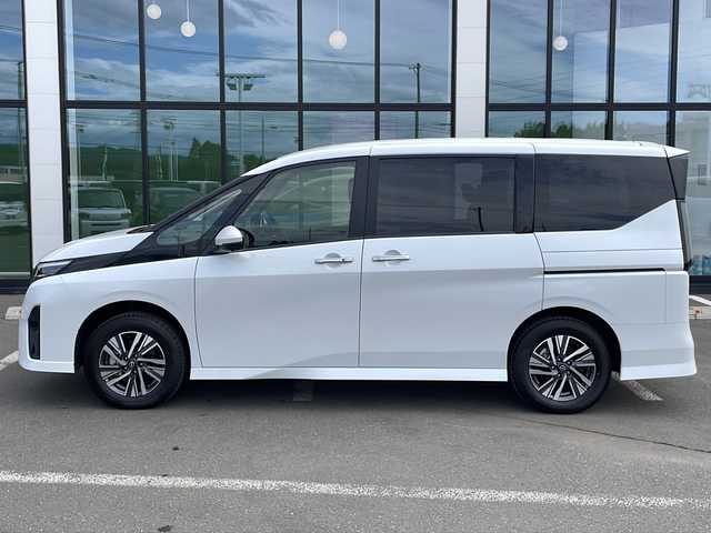 日産 セレナ ハイウェイスター V 道東・釧路十勝 2023(令5)年 2.6万km プリズムホワイト ・4WD/・純正12.3インチコネクトナビ/（FM・AM・ワンセグ・BT・HDMI）/・全方位カメラ/バックカメラ/・社外１４.1インチフリップダウンモニター/・両側パワースライドドア/・プロパイロット/・ハンドル支援/・インテリジェントクルーズ/・車線維持支援/・側方支援/・後側方支援/・エマージェンシーブレーキ/・踏み間違い衝突防止/・先行車お知らせ支援/・標識検知支援/・ふらつき警報/・置くだけ充電/・ステアリングヒーター/・前席シートヒーター/・ハンズフリーオートスライド/・ETC2.0/・LEDヘッドライト/・フォグライト/・オートライト/・電格ウィンカーミラー/・スマートキー/・プッシュスタート/・保証書