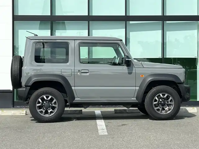 スズキ ジムニー シエラ JC 和歌山県 2025(令7)年 0.2万km ミディアムグレー 10インチディスプレイオーディオ/（Youtube/AppleCarPlay/AndroidAuto）/衝突軽減ブレーキ/レーンキープアシスト/横滑り防止機能/アイドリングストップ/コーナーセンサー/ダウンヒルアシストコントロール/シートヒーター/4WD/クルーズコントロール/LEDヘッドライト/オートライト/フォグランプ/ステアリングリモコン/プッシュスタート/スマートキー
