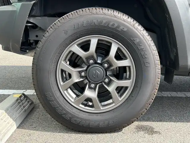 スズキ ジムニー シエラ JC 和歌山県 2025(令7)年 0.2万km ミディアムグレー 10インチディスプレイオーディオ/（Youtube/AppleCarPlay/AndroidAuto）/衝突軽減ブレーキ/レーンキープアシスト/横滑り防止機能/アイドリングストップ/コーナーセンサー/ダウンヒルアシストコントロール/シートヒーター/4WD/クルーズコントロール/LEDヘッドライト/オートライト/フォグランプ/ステアリングリモコン/プッシュスタート/スマートキー