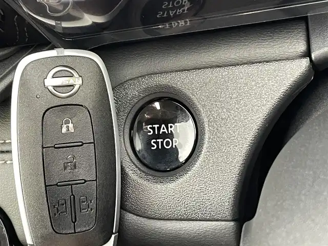 日産 セレナ e－パワー ハイウェイスター V 熊本県 2025(令7)年 0.1千km ホワイト 登録済未使用車/純正１２．３インチナビ（ＡｐｐｌＣａｒＰｌａｙ・ＡｎｄｒｏｉｄＡｕｔｏ・ＢＴ・フルセグ・ＵＳＢ・HDMI）/全周囲カメラ　/純正前後ドライブレコーダー　/レーダークルーズコントロール/ビルトインＥＴＣ２．０　/両側パワースライドドア　/プロパイロット/衝突軽減ブレーキ/レーンキープアシスト/標識認識機能/踏み間違い防止/先行車発進お知らせ機能/横滑り防止/ブラインドスポットモニター/ブレーキホールド/置くだけ充電/インテリジェントルームミラー/ハンドル支援/純正16インチAW/オートライト/オートマチックハイビーム/LEDヘッドライト/スマートキー/プッシュスタート/スペアキー1本/保証書/取扱説明書