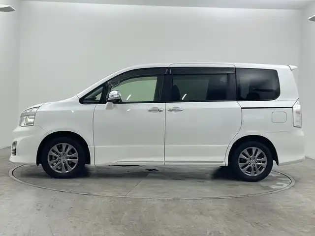 トヨタ ヴォクシー ZS 煌Z 群馬県 2013(平25)年 9万km ホワイトパールクリスタルシャイン 8型ナビ　後席モニター　バックカメラ　両側電動スライドドア　純正ETC レザーステアリング　ハーフレザーシート　ドライブレコーダー　MTモード付きAT オートライト　HIDヘッドライト　禁煙車