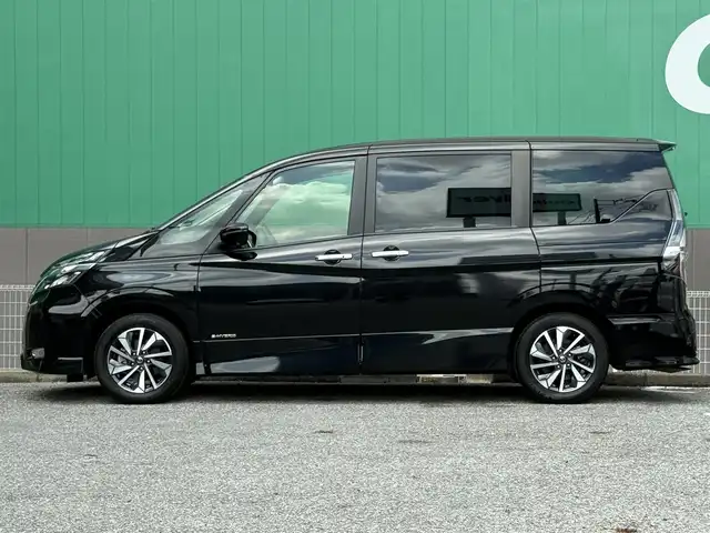 日産 セレナ ハイウェイスター V 千葉県 2022(令4)年 1.9万km ダイヤモンドブラック 純正SDナビ/フルセグTV/CD/DVD/BD/Bluetooth/プロパイロット/アラウンドビューモニター/フリップダウンモニター/両側パワースライドドア/ETC/デジタルインナーミラー/エマージェンシーブレーキ/インテリジェントLI/インテリジェントBSI/ブラインドスポットワーニング/オートライト/LEDヘッドライト/フォグランプ/スマートキー/プッシュスタート/純正16インチAW