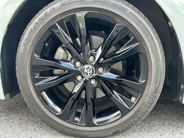 トヨタ カローラツーリング アクティブライド 栃木県 2021(令3)年 2万km アーバンカーキ ToyotaSafetySense/・プリクラッシュセーフティ（歩行者［昼夜］・自転車運転者［昼］検知機能付衝突回避支援タイプ/ミリ波レーダー＋単眼カメラ方式/・レーントレーシングアシスト［LTA］/・レーダークルーズコントロール(全車速追従機能付)/・オートマチックハイビーム［AHB］/・ロードサインアシスト［RSA］/インテリジェントクリアランスソナー［パーキングサポートブレーキ（静止物）］/ブラインドスポットモニター［BSM］＋リヤクロストラフィックオートブレーキ［パーキングサポートブレーキ（後方接近車両）/9インチディスプレイオーディオ/・AM/FMチューナー/・Bluetooth対応（ハンズフリー/オーディオ）/・Apple CarPlay/Android Auto/・USB入力（動画・音楽再生/給電）/・Miracast対応/T-Connectナビキット/バックガイドモニター/カラーヘッドアップディスプレイ/パドルシフト/ETC2.0/おくだけ充電/シートヒーター（運転席・助手席）/ステアリングヒーター/Bi-Beam LEDヘッドランプ＋LEDターンランプ＋LEDクリアランスランプ&LEDデイライト/17インチアルミホイール(ブラック塗装/センターオーナメント付)