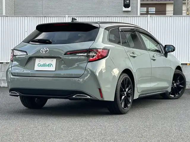 トヨタ カローラツーリング アクティブライド 栃木県 2021(令3)年 2万km アーバンカーキ ToyotaSafetySense/・プリクラッシュセーフティ（歩行者［昼夜］・自転車運転者［昼］検知機能付衝突回避支援タイプ/ミリ波レーダー＋単眼カメラ方式/・レーントレーシングアシスト［LTA］/・レーダークルーズコントロール(全車速追従機能付)/・オートマチックハイビーム［AHB］/・ロードサインアシスト［RSA］/インテリジェントクリアランスソナー［パーキングサポートブレーキ（静止物）］/ブラインドスポットモニター［BSM］＋リヤクロストラフィックオートブレーキ［パーキングサポートブレーキ（後方接近車両）/9インチディスプレイオーディオ/・AM/FMチューナー/・Bluetooth対応（ハンズフリー/オーディオ）/・Apple CarPlay/Android Auto/・USB入力（動画・音楽再生/給電）/・Miracast対応/T-Connectナビキット/バックガイドモニター/カラーヘッドアップディスプレイ/パドルシフト/ETC2.0/おくだけ充電/シートヒーター（運転席・助手席）/ステアリングヒーター/Bi-Beam LEDヘッドランプ＋LEDターンランプ＋LEDクリアランスランプ&LEDデイライト/17インチアルミホイール(ブラック塗装/センターオーナメント付)