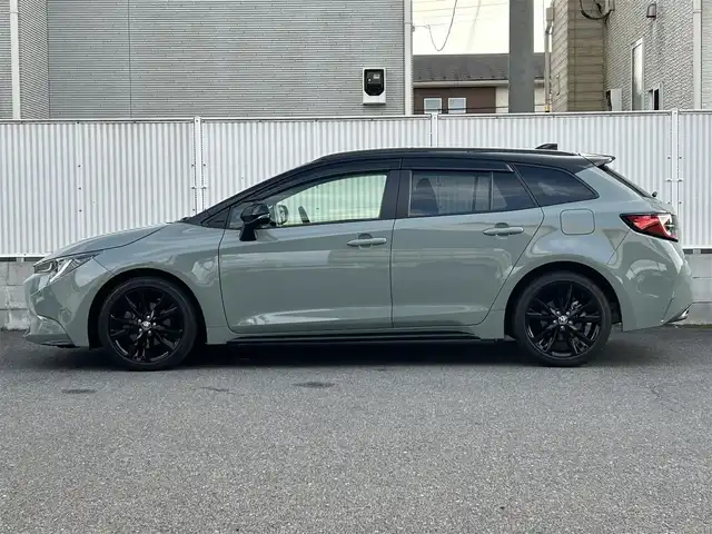 トヨタ カローラツーリング アクティブライド 栃木県 2021(令3)年 2万km アーバンカーキ ToyotaSafetySense/・プリクラッシュセーフティ（歩行者［昼夜］・自転車運転者［昼］検知機能付衝突回避支援タイプ/ミリ波レーダー＋単眼カメラ方式/・レーントレーシングアシスト［LTA］/・レーダークルーズコントロール(全車速追従機能付)/・オートマチックハイビーム［AHB］/・ロードサインアシスト［RSA］/インテリジェントクリアランスソナー［パーキングサポートブレーキ（静止物）］/ブラインドスポットモニター［BSM］＋リヤクロストラフィックオートブレーキ［パーキングサポートブレーキ（後方接近車両）/9インチディスプレイオーディオ/・AM/FMチューナー/・Bluetooth対応（ハンズフリー/オーディオ）/・Apple CarPlay/Android Auto/・USB入力（動画・音楽再生/給電）/・Miracast対応/T-Connectナビキット/バックガイドモニター/カラーヘッドアップディスプレイ/パドルシフト/ETC2.0/おくだけ充電/シートヒーター（運転席・助手席）/ステアリングヒーター/Bi-Beam LEDヘッドランプ＋LEDターンランプ＋LEDクリアランスランプ&LEDデイライト/17インチアルミホイール(ブラック塗装/センターオーナメント付)