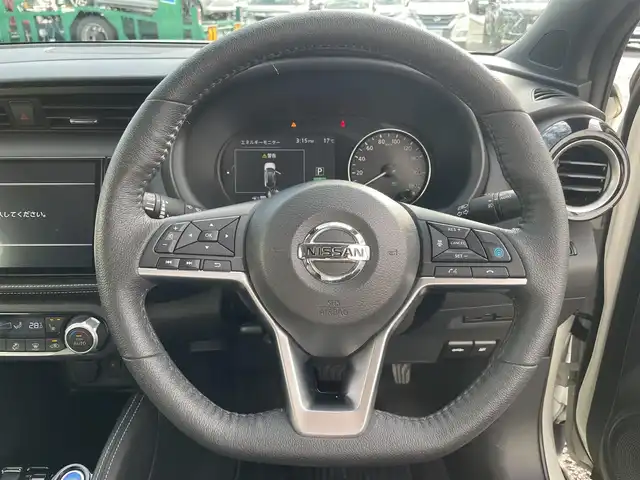 日産 キックス X 熊本県 2021(令3)年 5.8万km パール 純正ナビ/・AM/FM/CD/DVD/BT/SD/USB/・フルセグTV/アラウンドビューモニター/プロパイロット/エマージェンシーブレーキ/レーンキープアシスト/ふらつき防止/デジタルインナーミラー/ドライブレコーダー/ハーフレザーシート/ビルドインETC/革巻きステアリング/ステアリングスイッチ/ステアリングヒーター/前席シートヒーター/LEDヘッドライト/ヘッドライトレベライザー/LEDフォグランプ/ルーフレール/電動格納ミラー/ウインカーミラー/ドアバイザー/純正フロアマット/純正アルミホイール/プッシュスタート/電動サイドパーキングスイッチ/オートブレーキホールド/ドライブモード（SPORTS/ECO/マナーモード)