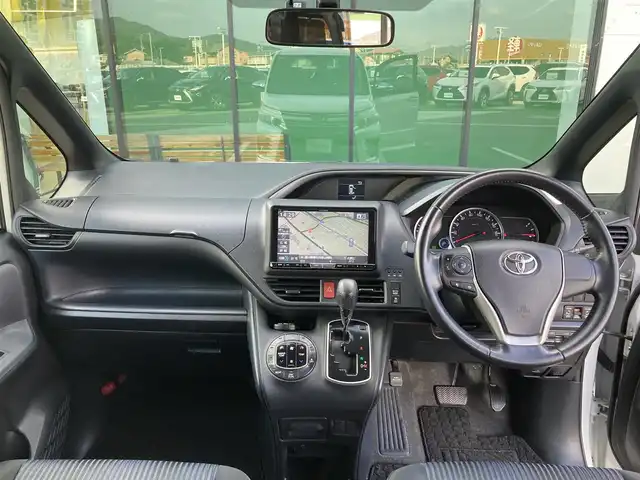 トヨタ ヴォクシー ZS 煌 香川県 2015(平27)年 12万km ホワイトパールクリスタルシャイン 登録時走行距離：119662km/アルパイン9型SDナビ/　CD DVD BT フルセグTV/バックカメラ/アルパイン10.1型フリップダウンモニター/両側パワースライドドア/LEDヘッドライト/オートライト/フォグランプ/MTモード付AT/ビルトインETC/ドライブレコーダー/ロールサンシェード/ISOFIX/ウォークスルー/革巻きステアリング/ステアリングスイッチ/プッシュスタート/スマートキー/スペアキー