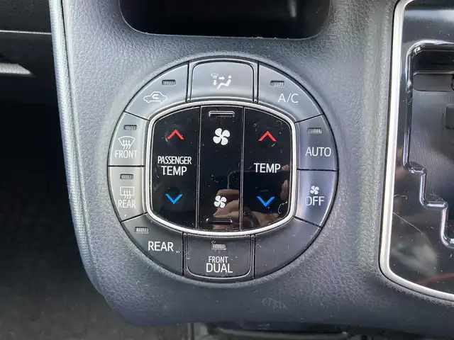 トヨタ ヴォクシー ZS 煌 香川県 2015(平27)年 12万km ホワイトパールクリスタルシャイン 登録時走行距離：119662km/アルパイン9型SDナビ/　CD DVD BT フルセグTV/バックカメラ/アルパイン10.1型フリップダウンモニター/両側パワースライドドア/LEDヘッドライト/オートライト/フォグランプ/MTモード付AT/ビルトインETC/ドライブレコーダー/ロールサンシェード/ISOFIX/ウォークスルー/革巻きステアリング/ステアリングスイッチ/プッシュスタート/スマートキー/スペアキー