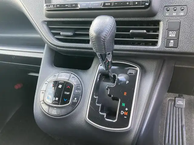 トヨタ ヴォクシー ZS 煌 香川県 2015(平27)年 12万km ホワイトパールクリスタルシャイン 登録時走行距離：119662km/アルパイン9型SDナビ/　CD DVD BT フルセグTV/バックカメラ/アルパイン10.1型フリップダウンモニター/両側パワースライドドア/LEDヘッドライト/オートライト/フォグランプ/MTモード付AT/ビルトインETC/ドライブレコーダー/ロールサンシェード/ISOFIX/ウォークスルー/革巻きステアリング/ステアリングスイッチ/プッシュスタート/スマートキー/スペアキー