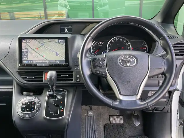 トヨタ ヴォクシー ZS 煌 香川県 2015(平27)年 12万km ホワイトパールクリスタルシャイン 登録時走行距離：119662km/アルパイン9型SDナビ/　CD DVD BT フルセグTV/バックカメラ/アルパイン10.1型フリップダウンモニター/両側パワースライドドア/LEDヘッドライト/オートライト/フォグランプ/MTモード付AT/ビルトインETC/ドライブレコーダー/ロールサンシェード/ISOFIX/ウォークスルー/革巻きステアリング/ステアリングスイッチ/プッシュスタート/スマートキー/スペアキー