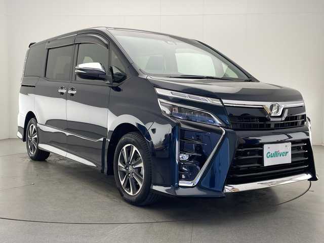 トヨタ ヴォクシー ZS 宮崎県 2019(令1)年 5万km ブラッキッシュアゲハガラスフレーク 社外メモリーナビ/CD　DVD　BTオーディオ　フルセグTV/バックカメラ/アルパインフリップダウンモニター/両側パワースライドドア/クルーズコントロール/ステアリングリモコン/プリクラッシュセーフティ/前後パーキングサポートブレーキ/前後クリアランスソナー/先行車発進告知/レーンディパーチャーアラート/オートLEDヘッドライト/LEDフォグライト/前後ドライブレコーダー/ビルトインETC