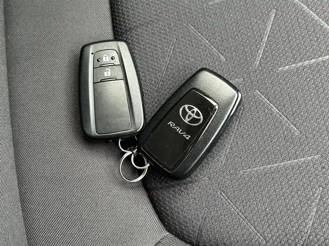 トヨタ ＲＡＶ４ X 愛媛県 2020(令2)年 2.7万km ホワイトパールクリスタルシャイン ワンオーナー/純正９インチディーラーナビ（NSZT-Y68T）/・Bluetooth/・CD/DVD/フルセグTV/バックカメラ/ビルトインＥＴＣ　/前後ドライブレコーダー/衝突被害軽減システム/レーダークルーズコントロール/ブラインドスポットモニター/レーンキープアシスト/ＬＥＤヘッドライト/オートライト/オートマチックハイビーム/ルーフレール/純正17インチAW/スマートキー/スペアキー/取扱説明書/保証書