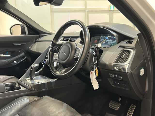 ジャガー Ｅペース R ダイナミックHSE 300PS 新潟県 2018(平30)年 4.2万km フジホワイト Rダイナミックセレクトパック/・マトリクスLEDヘッドライト/・インテリジェントハイビームアシスト/・アダプティブLEDロービーム/・ヘッドアップディスプレイ/・20インチ5スプリットスポークアルミホイール/Sセレクトパック/・ハンズフリーテールゲート/・電動10ウェイフロントシート/・シートヒーター/・ジャガースマートキーシステム/・デジタルTV/・パワーテールゲート/・ブラインドスポットモニター/・アダプティブクルーズコントロール/・レーンキープアシスト/インタラクティブドライバーディスプレイ/Applecarplay/Androidauto/オートエアコン/ETC/前後ドライブレコーダー